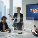 Reunião de um grupo de profissionais em uma sala moderna, discutindo estratégias de marketing para o lançamento de um produto. Uma mulher na frente apresenta informações em uma tela, destacando conceitos como personalização impulsionada por IA, parcerias com influenciadores e expansão global.