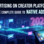 Ilustração futurista de publicidade digital em plataformas de criadores, com uma tela de tablet exibindo anúncios nativos, cercada por gráficos e painéis em uma cidade iluminada.