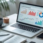 Notebook exibindo painel de email marketing com gráficos de engajamento e conversões sobre mesa de escritório moderna